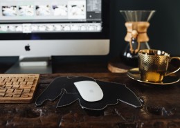 咖啡摆放在桌面上的图片