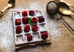 正在制作的树莓华夫饼图片