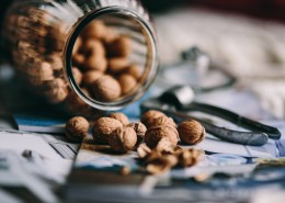 装满核桃的玻璃罐图片大全