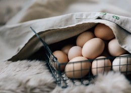 新鲜的鸡蛋特写图片