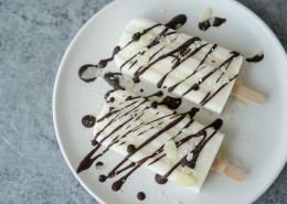 夏日清凉的彩色冰棒图片