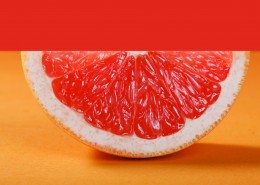 酸甜好吃的剥开的红心柚子图片