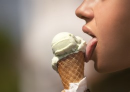 清凉甜蜜的甜筒冰激凌图片