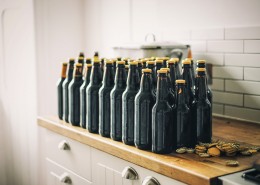 放在桌上的饮料图片