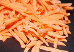 切好的胡萝卜丝图片