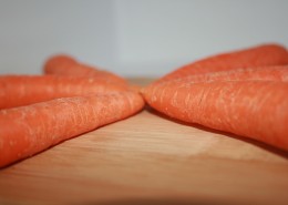 新鲜橙色胡萝卜图片