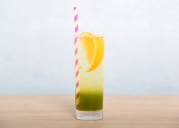 夏日新鲜香甜的果汁图片