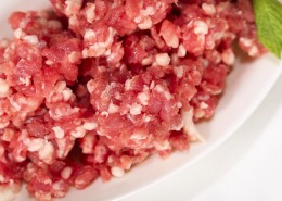 红色切碎的牛肉馅图片