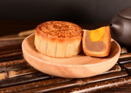 好吃的蛋黄月饼图片