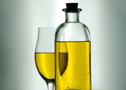 优质清透的橄榄油图片