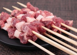 用竹签穿好的新鲜羊肉串图片