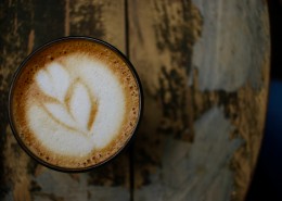 拉花咖啡俯拍图片