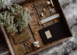 放着一些小物件的收纳盒图片