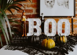 桌上的南瓜装饰品图片