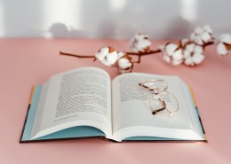 书本和眼镜的图片