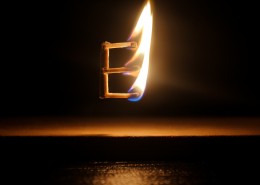 燃烧的火柴棒图片