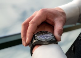 手腕上的手表图片