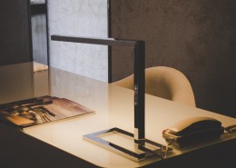 书桌上的台灯图片