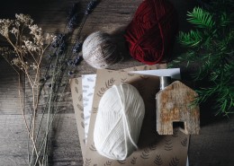 卷成团或球的毛线图片