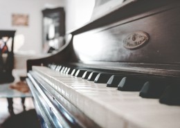 钢琴琴键的特写图片