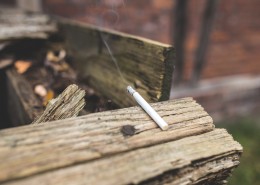 燃烧的香烟图片