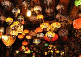 夜晚点亮的多彩纸灯笼图片