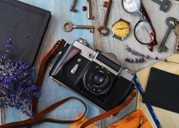 桌子上的微单相机图片