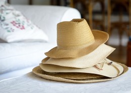 夏季出游必备的遮阳草帽图片