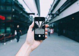 手持手机拍照的图片大全