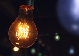 点亮的灯泡图片