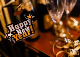 新年派对上的装饰和酒水图片