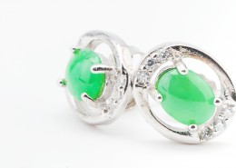 精美的玉石耳钉图片