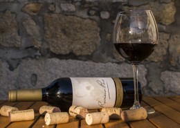 透明的高脚红酒杯图片