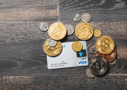 虚拟货币和硬币还有信用卡放在一起图片