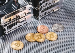 虚拟货币和图形板放在一起图片