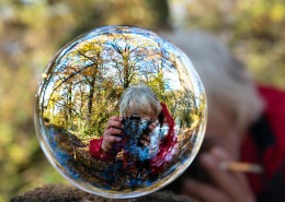 光滑漂亮的水晶球图片