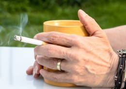 手指间点燃的香烟图片大全