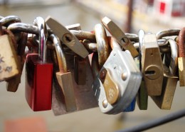 一串挂在钢筋上的锁图片