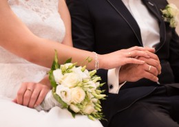 带着结婚戒指的手图片