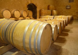 结实的红酒桶图片