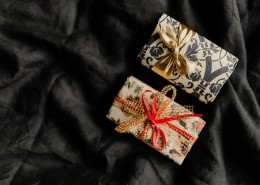 床上的圣诞礼物图片