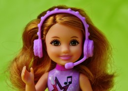 精巧的芭比娃娃玩具图片