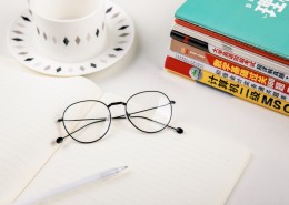 放在桌上的学习文具图片