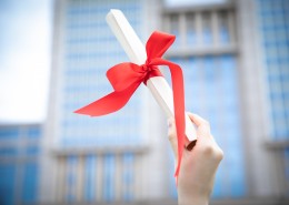 毕业季手拿毕业证书图片