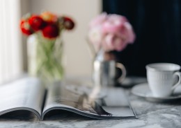 桌上的杂志和鲜艳的鲜花图片