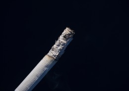 点着的香烟图片