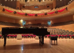 精美典雅的钢琴图片