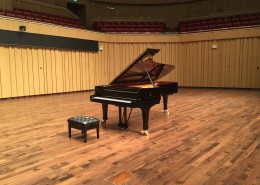 放置的钢琴与琴凳图片