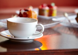 桌子上的咖啡杯图片