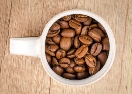 装着咖啡豆的杯子图片